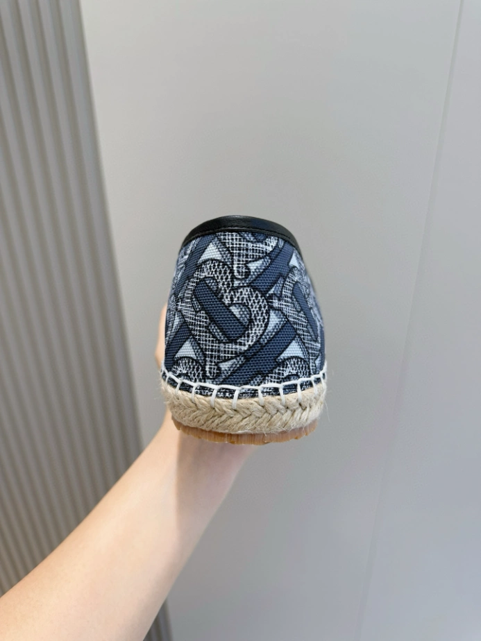 BURBERRY CANVAS STRAW BUCKET - BBR048