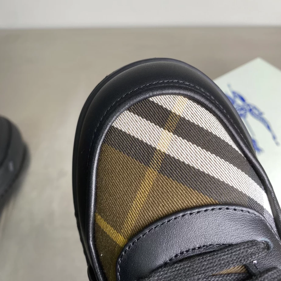 BURBERRY SNEAKERS - BBR032