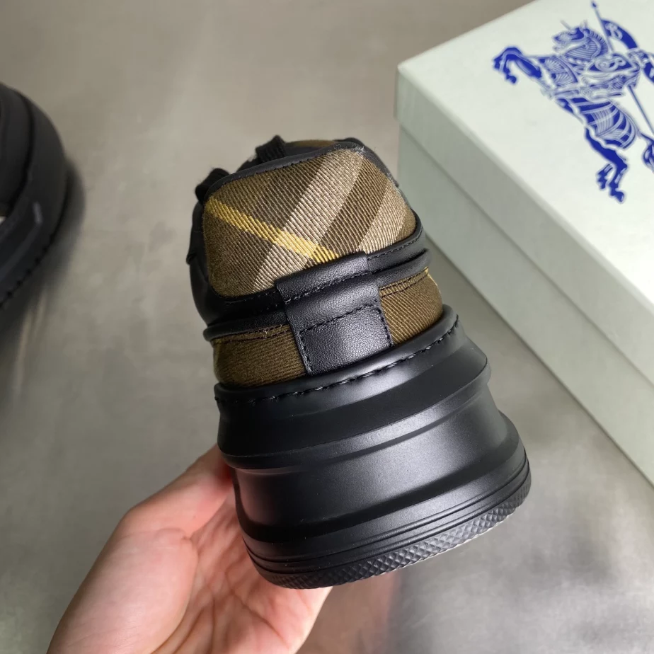 BURBERRY SNEAKERS - BBR032