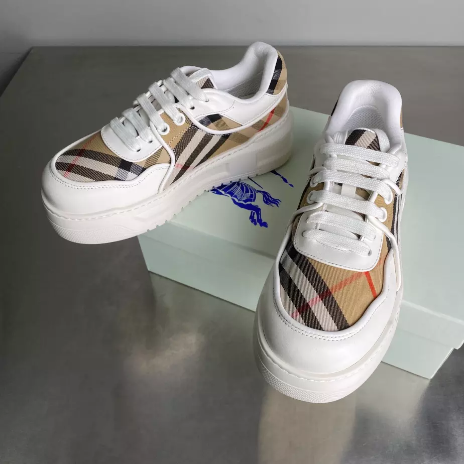 BURBERRY SNEAKERS - BBR033