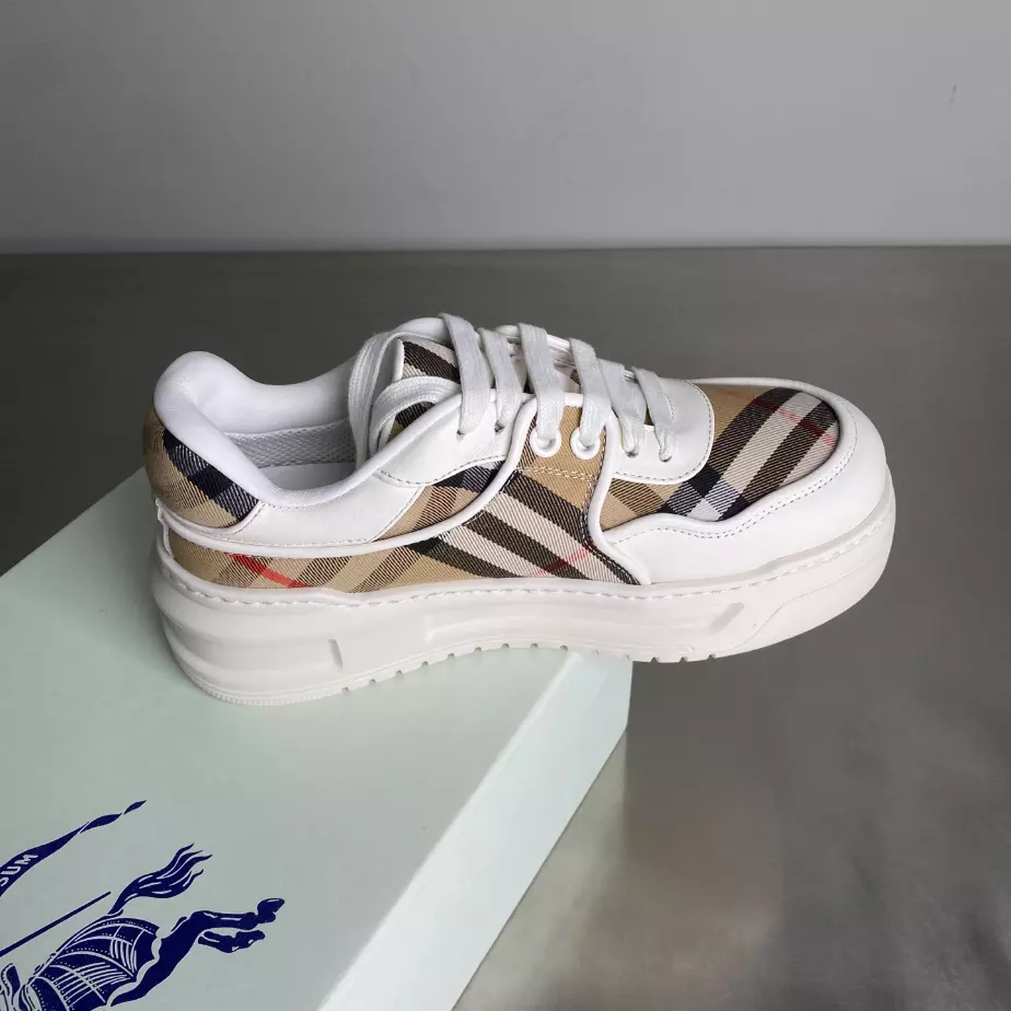 BURBERRY SNEAKERS - BBR033