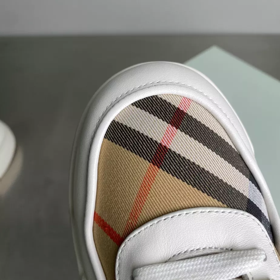 BURBERRY SNEAKERS - BBR033