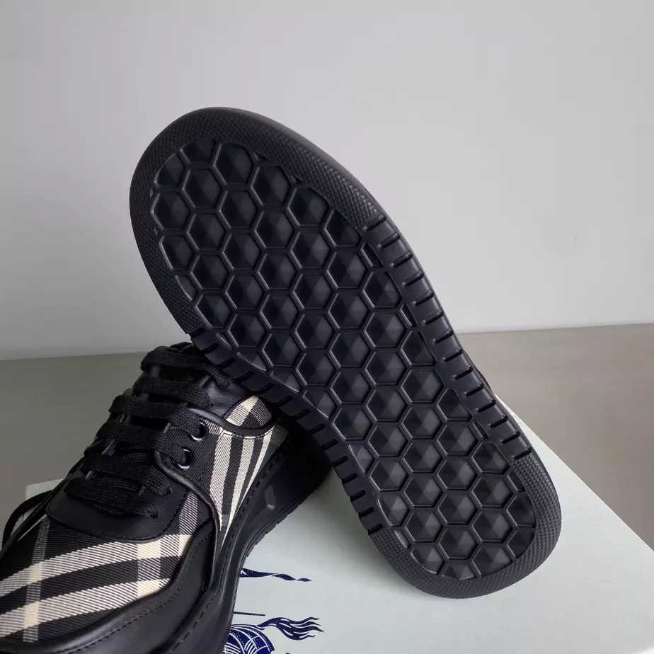 BURBERRY SNEAKERS - BBR034