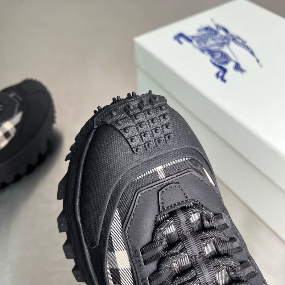 BURBERRY SNEAKERS - BBR049