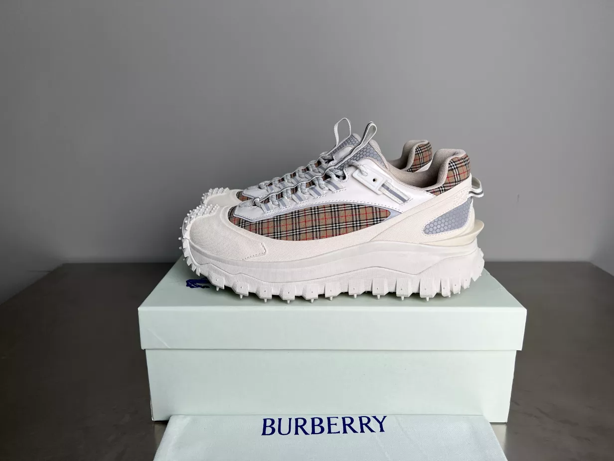 BURBERRY SNEAKERS - BBR050