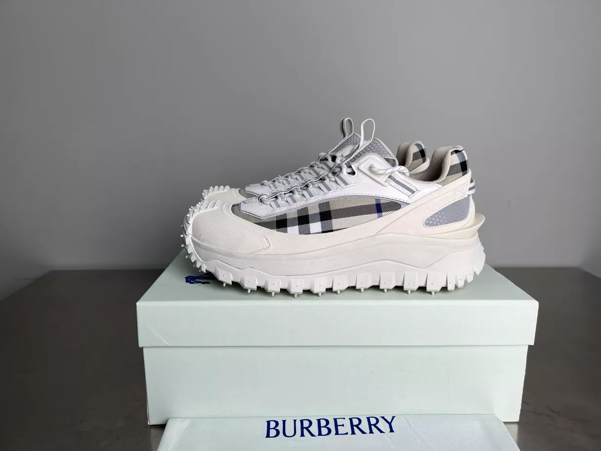 BURBERRY SNEAKERS - BBR051