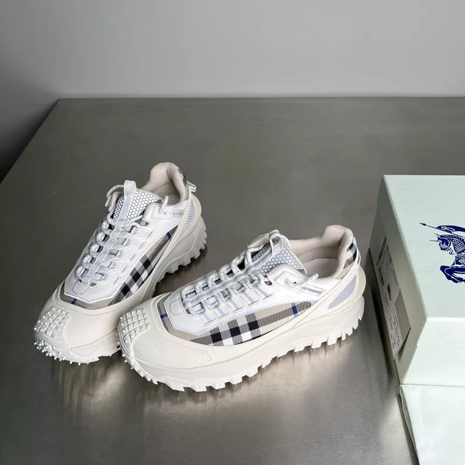 BURBERRY SNEAKERS - BBR051