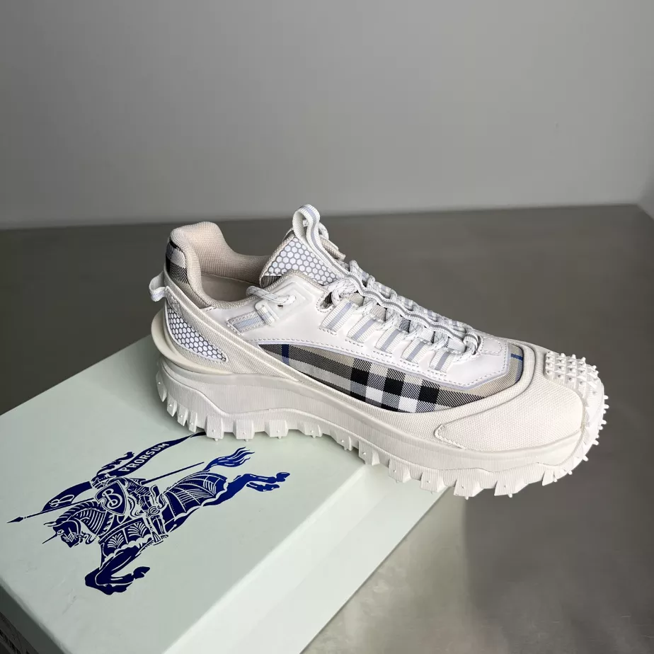 BURBERRY SNEAKERS - BBR051