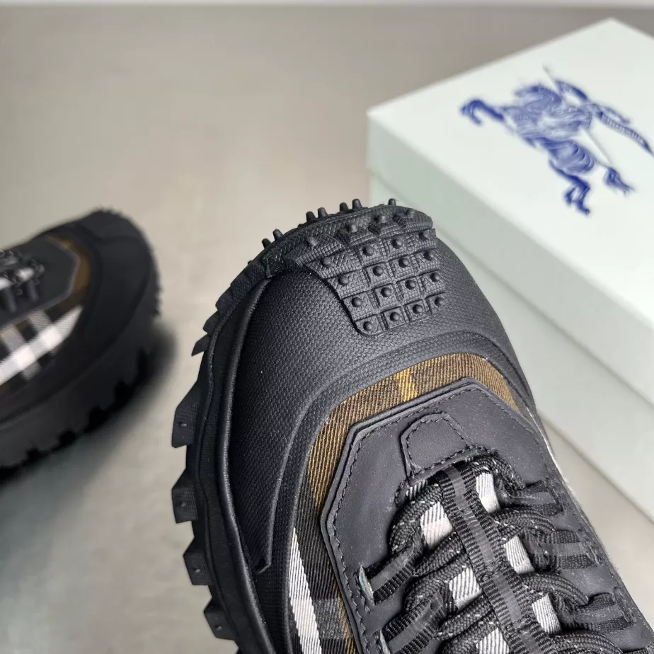 BURBERRY SNEAKERS - BBR052