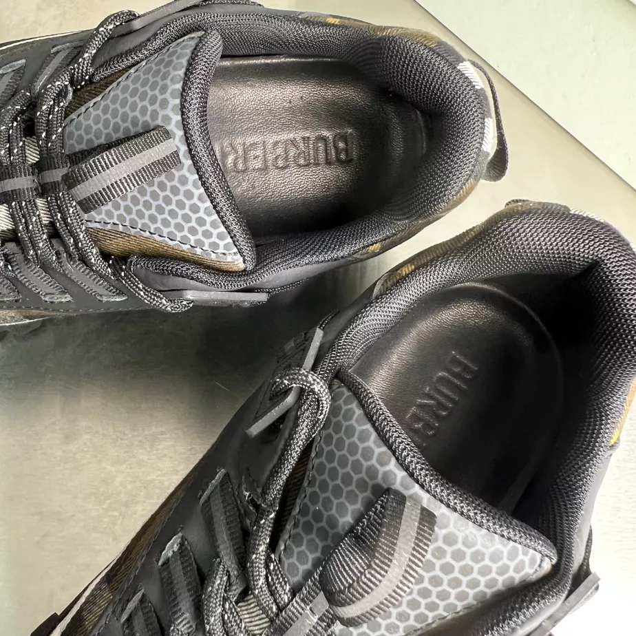 BURBERRY SNEAKERS - BBR052