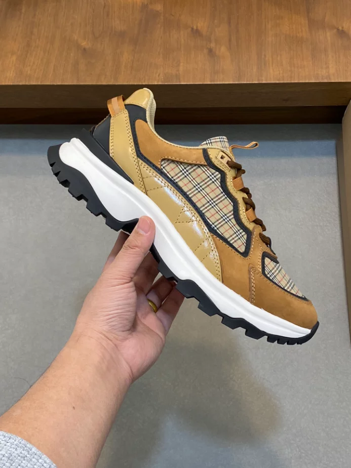 BURBERRY SNEAKERS - BBR065