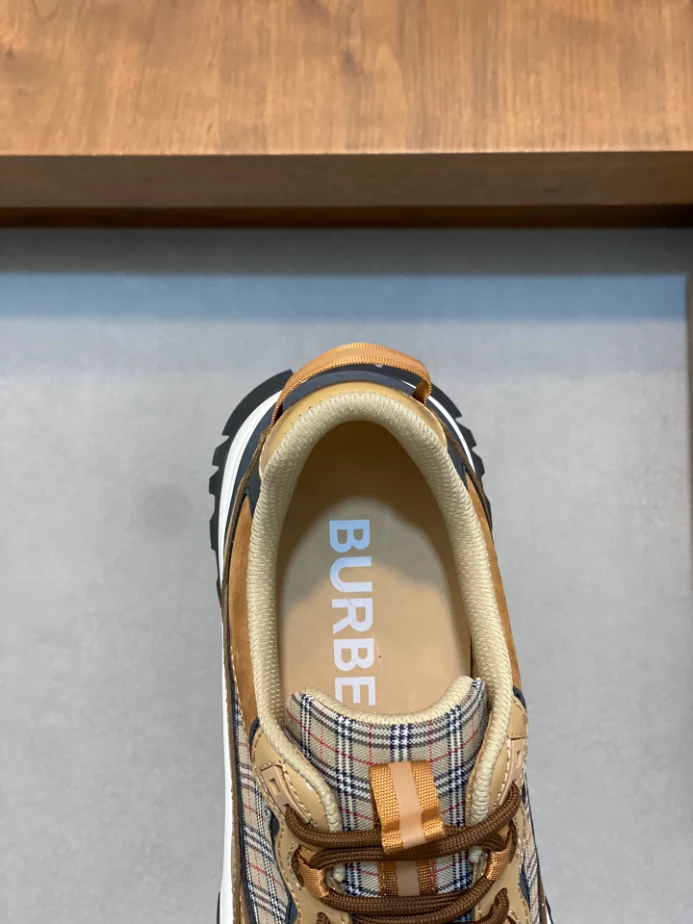 BURBERRY SNEAKERS - BBR065