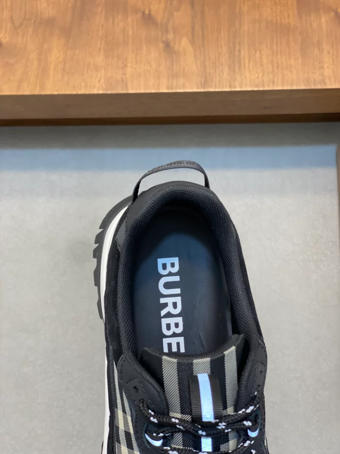 BURBERRY SNEAKERS - BBR066