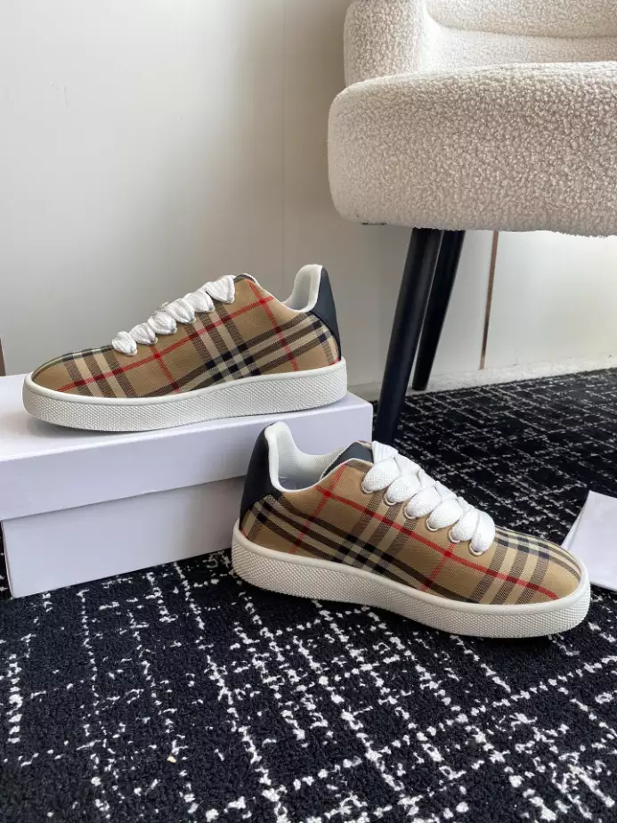 BURBERRY SNEAKERS - BBR102