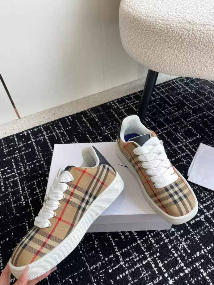 BURBERRY SNEAKERS - BBR102