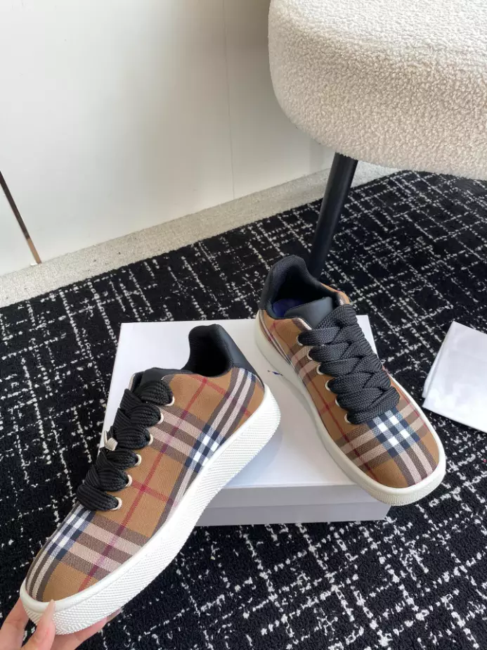 BURBERRY SNEAKERS - BBR103