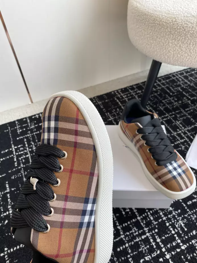 BURBERRY SNEAKERS - BBR103