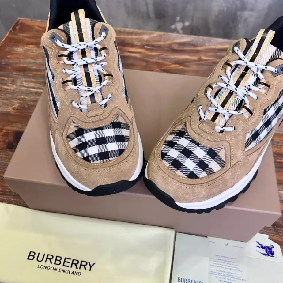 BURBERRY SNEAKERS - BBR104