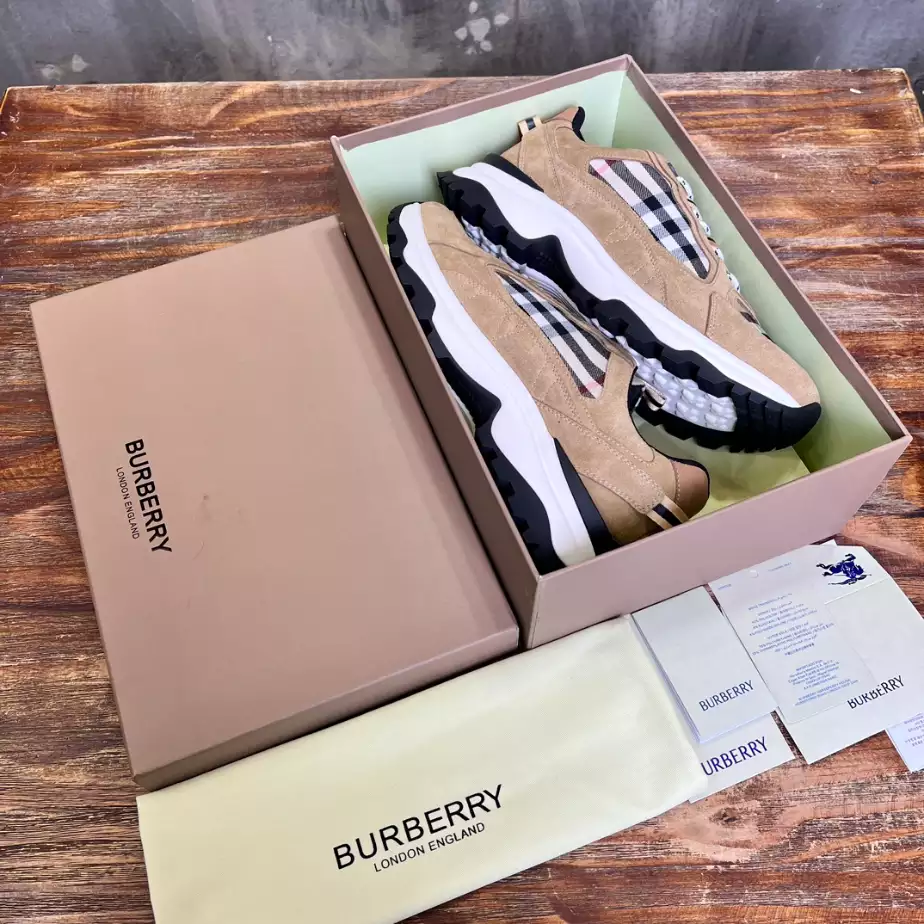 BURBERRY SNEAKERS - BBR104