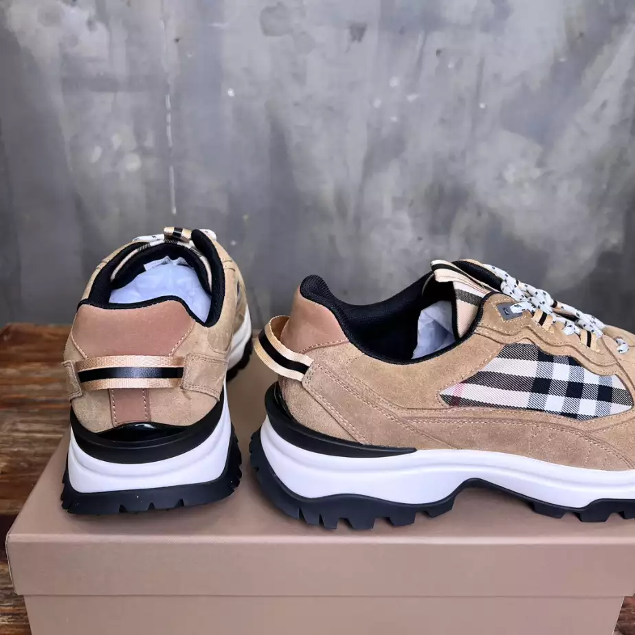 BURBERRY SNEAKERS - BBR104