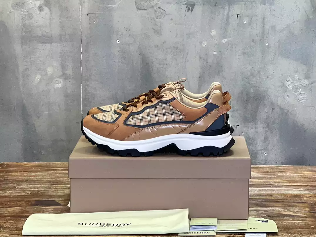 BURBERRY SNEAKERS - BBR105