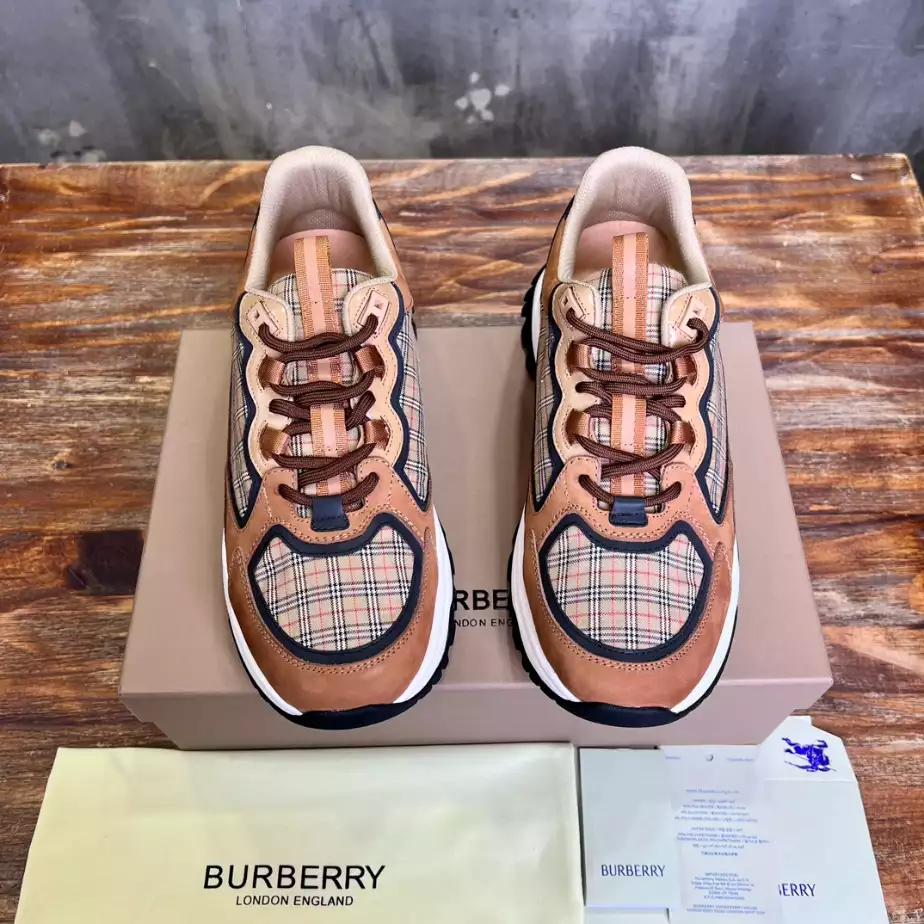 BURBERRY SNEAKERS - BBR105