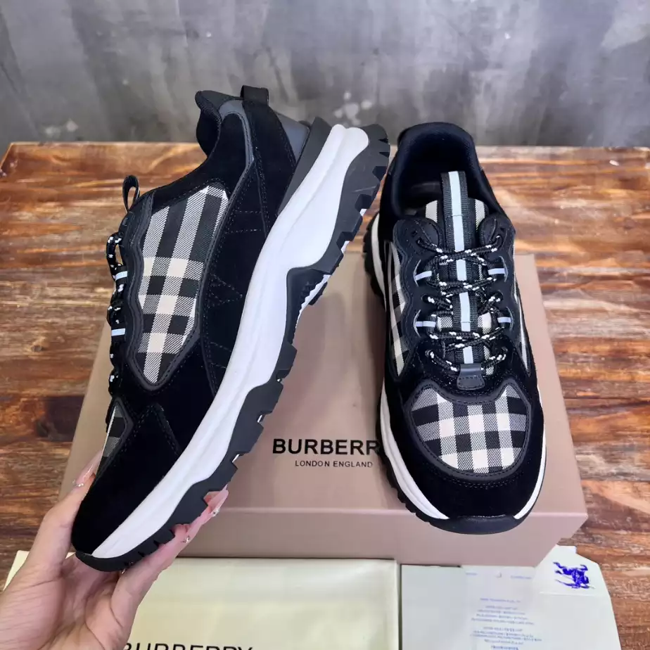 BURBERRY SNEAKERS - BBR106