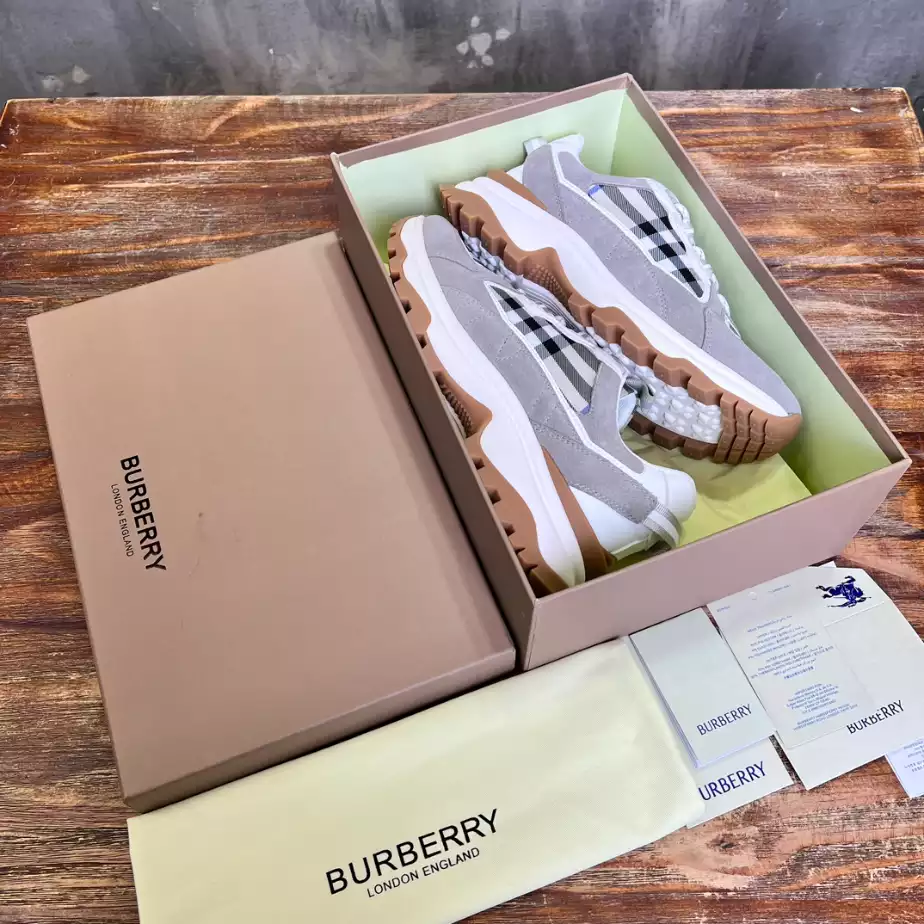 BURBERRY SNEAKERS - BBR107