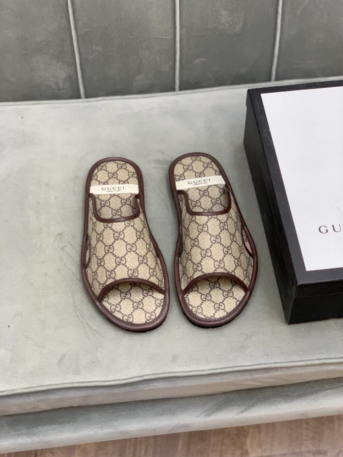 GUCCI MEN'S GG SUPREME SLIDE SANDAL - GSL063