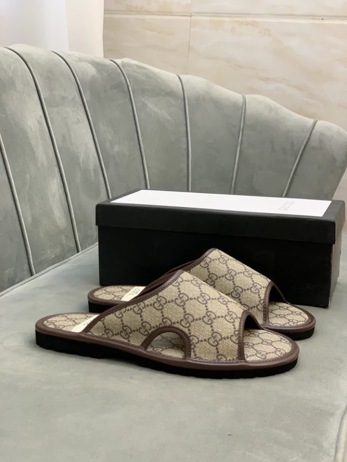 GUCCI MEN'S GG SUPREME SLIDE SANDAL - GSL063