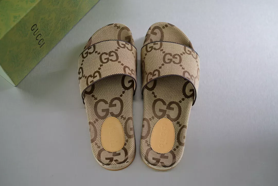 GUCCI MEN'S MAXI GG CANVAS SLIDE SANDAL - GSL070