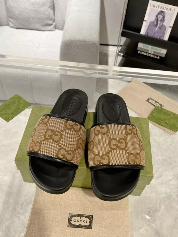 GUCCI MEN'S SLIDE SANDAL - GSL060