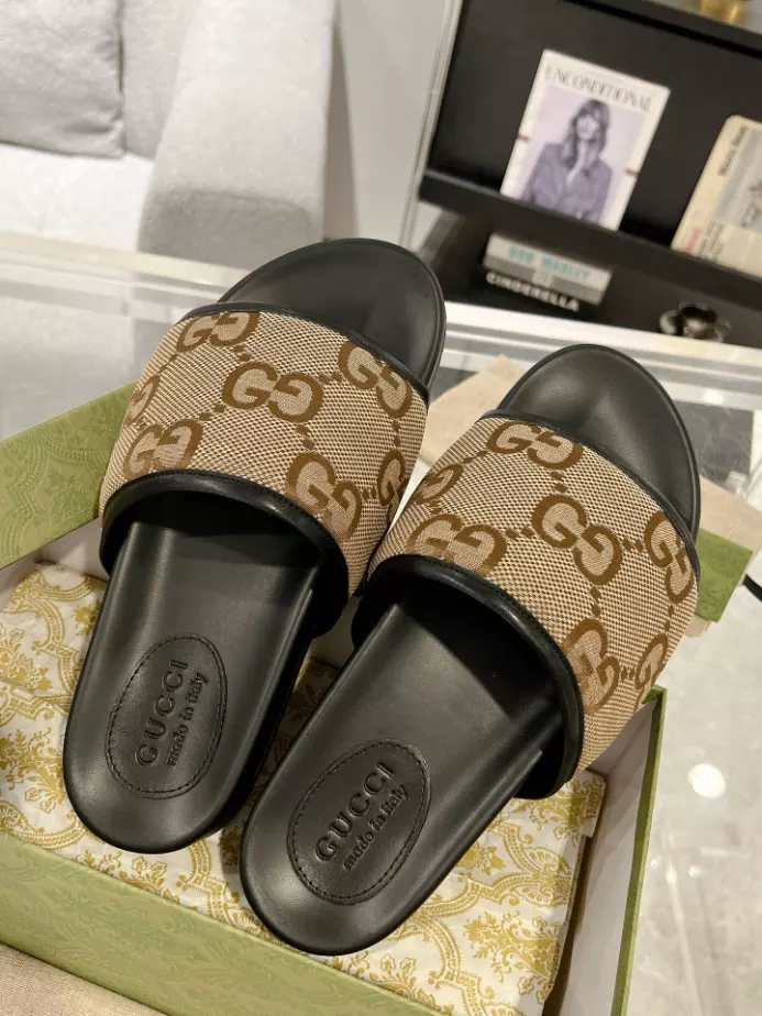 GUCCI MEN'S SLIDE SANDAL - GSL060