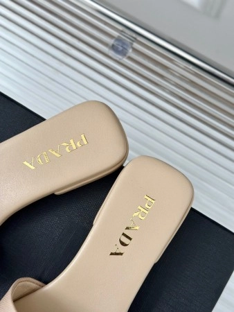 PRADA WOMEN'S SLIDES IN BEIGE SAFFIANO LEATHER - PSD062