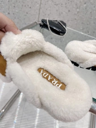 PRADA WOMEN'S SLIPPERS IN TAN SHEARLING - PSD050