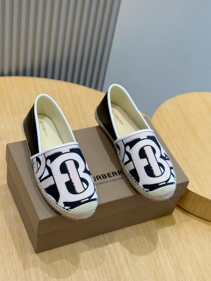 BURBERRY CANVAS STRAW BUCKET - BBR042