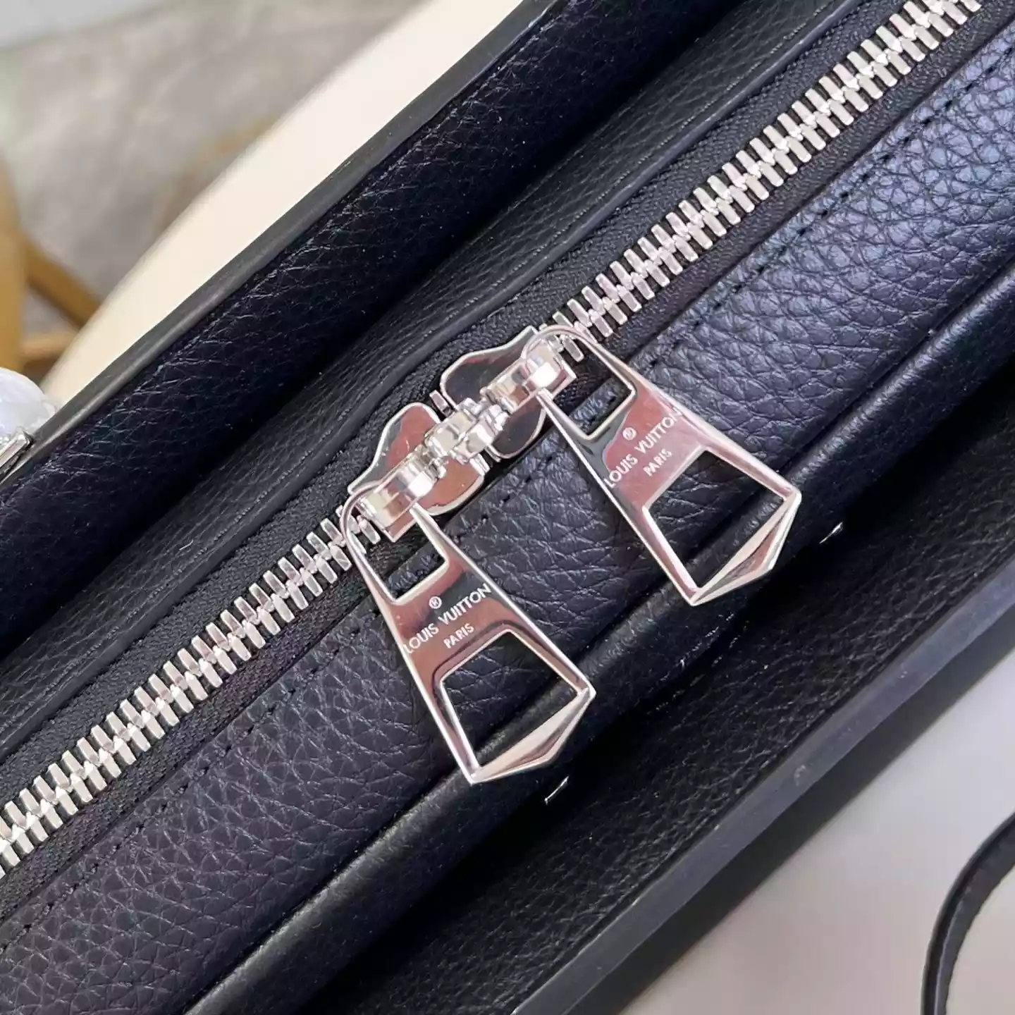 ARMAND BRIEFCASE MM TAURILLON LEATHER M54381 - LW330 DISCOVERY BACKPACK PM SKY BLUE MONOGRAM CANVAS