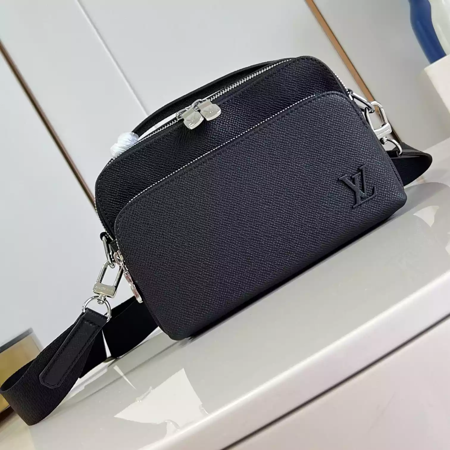 AVENUE MESSENGER BAG BLACK TAIGA COWHIDE LEATHER M11657 - LW429 DISCOVERY BACKPACK PM SKY BLUE MONOGRAM CANVAS