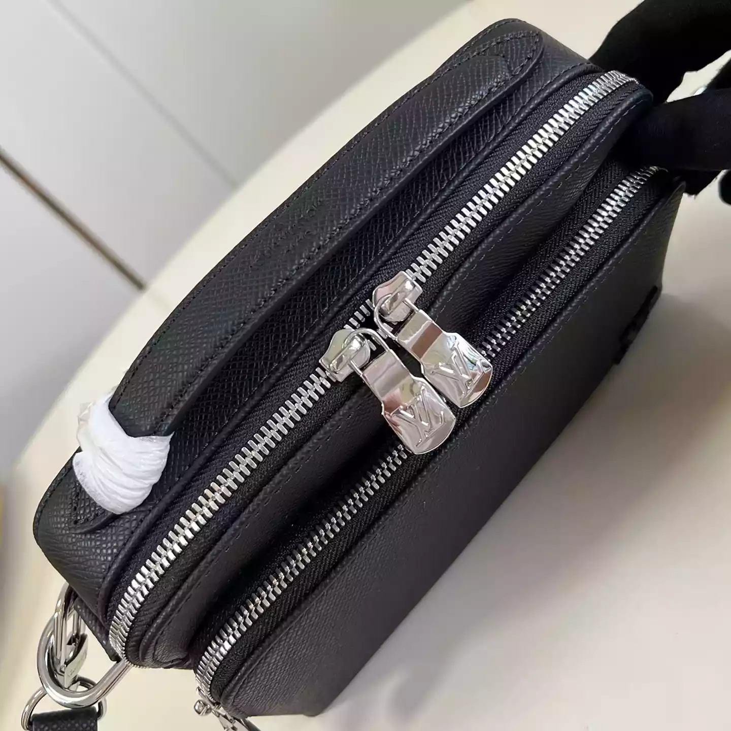 AVENUE MESSENGER BAG BLACK TAIGA COWHIDE LEATHER M11657 - LW429 DISCOVERY BACKPACK PM SKY BLUE MONOGRAM CANVAS