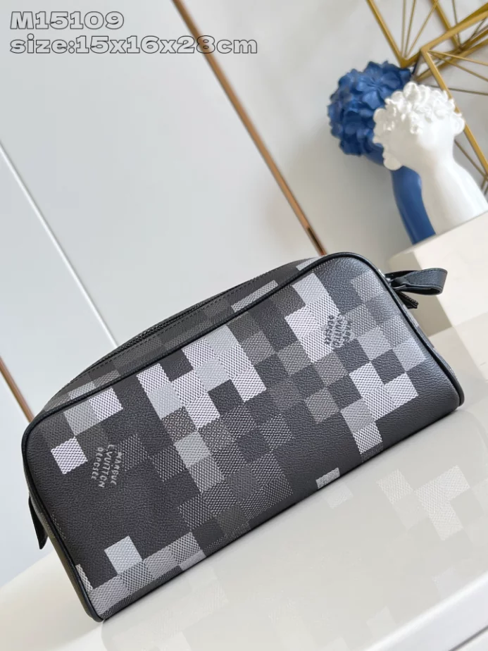 DOPP KIT BLACK DAMOFLAGE CANVAS M15109 - LW386 DISCOVERY BACKPACK PM SKY BLUE MONOGRAM CANVAS