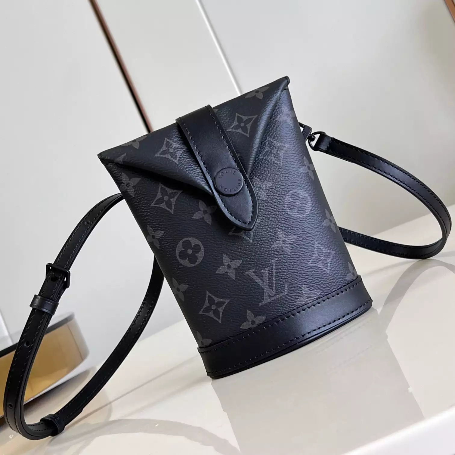 ENVELOPE POUCH BLACK MONOGRAM ECLIPSE CANVAS M11613 - LW409 DISCOVERY BACKPACK PM SKY BLUE MONOGRAM CANVAS