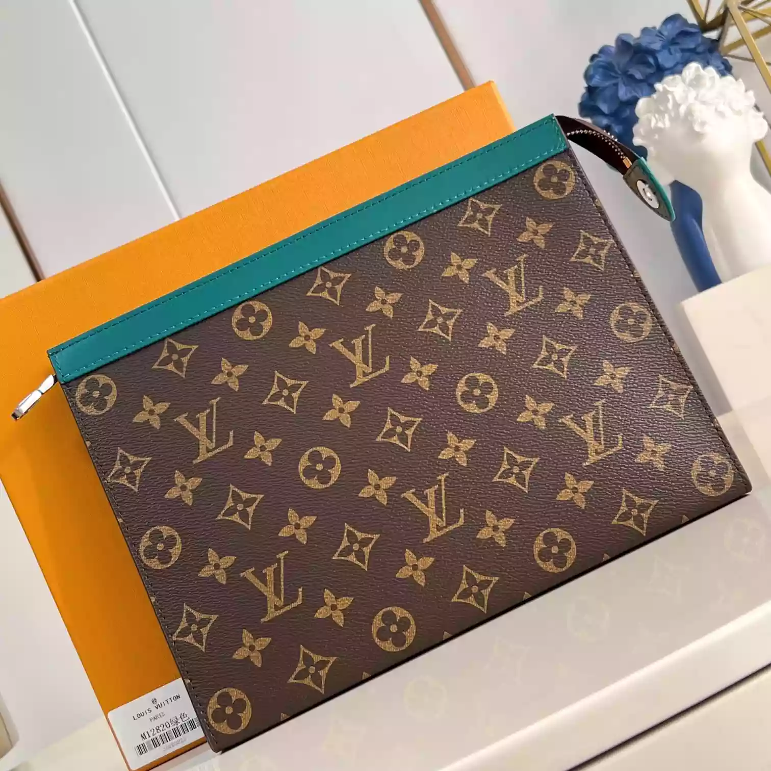 POCHETTE VOYAGE MM BORNEO GREEN M12816 - LW401 DISCOVERY BACKPACK PM SKY BLUE MONOGRAM CANVAS