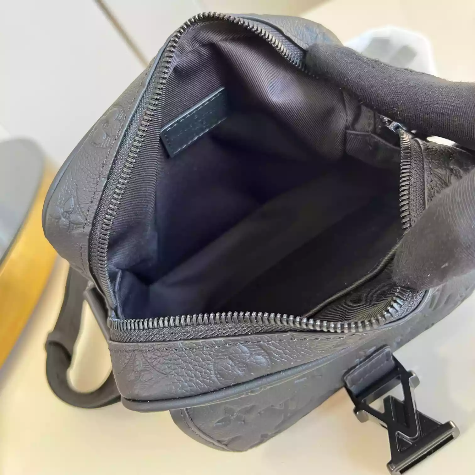 GETAWAY MESSENGER BAG BLACK MONOGRAM SHADOW M12516 - LW428 DISCOVERY BACKPACK PM SKY BLUE MONOGRAM CANVAS