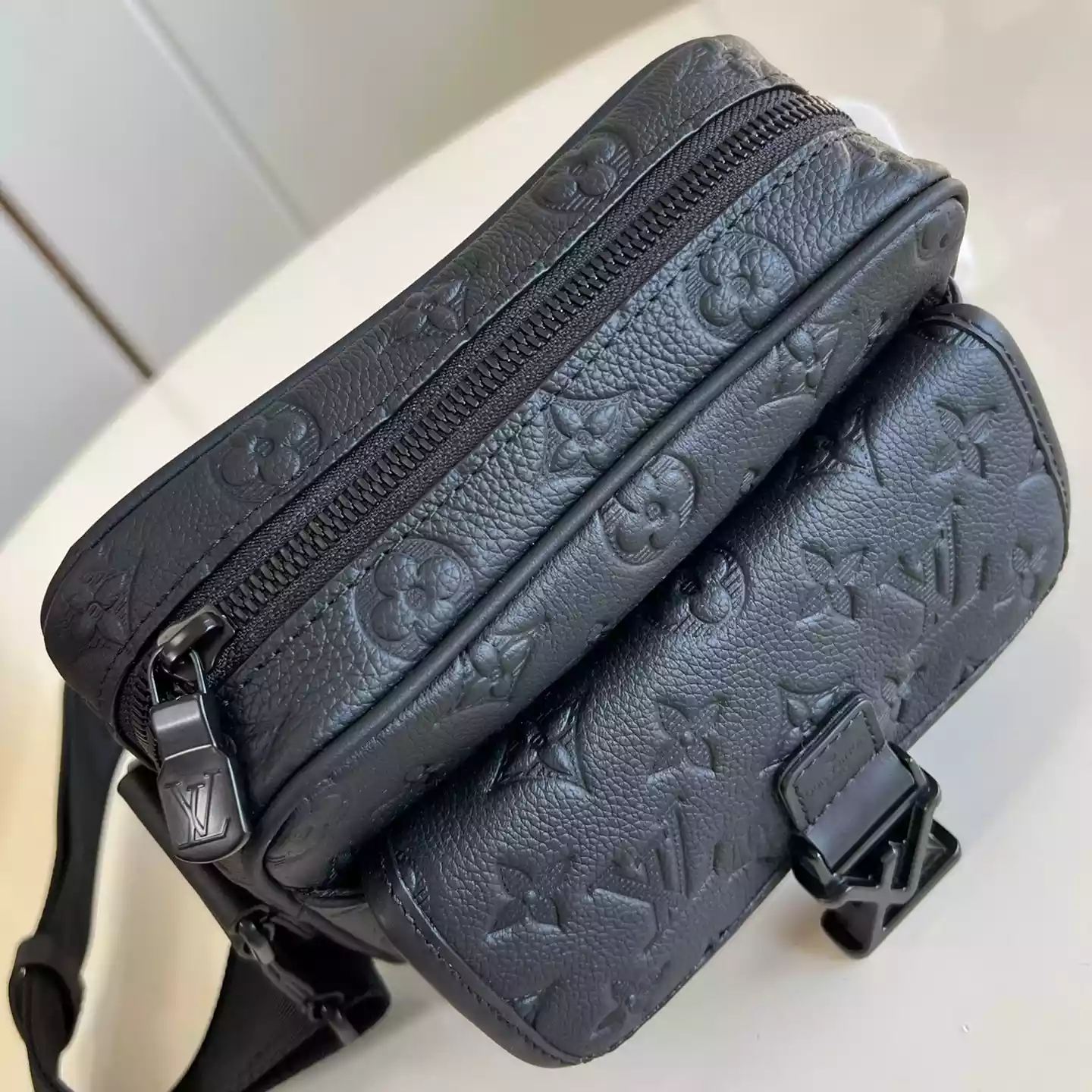 GETAWAY MESSENGER BAG BLACK MONOGRAM SHADOW M12516 - LW428 DISCOVERY BACKPACK PM SKY BLUE MONOGRAM CANVAS