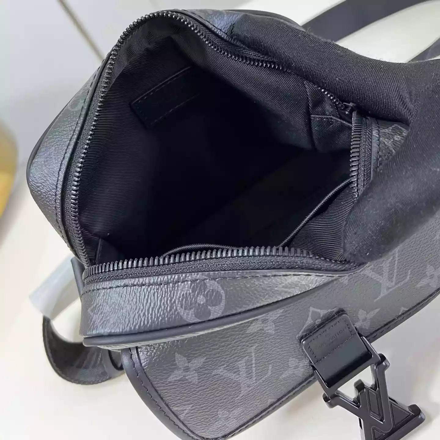 GETAWAY MESSENGER BAG MONOGRAM ECLIPSE M12518 - LW427 DISCOVERY BACKPACK PM SKY BLUE MONOGRAM CANVAS