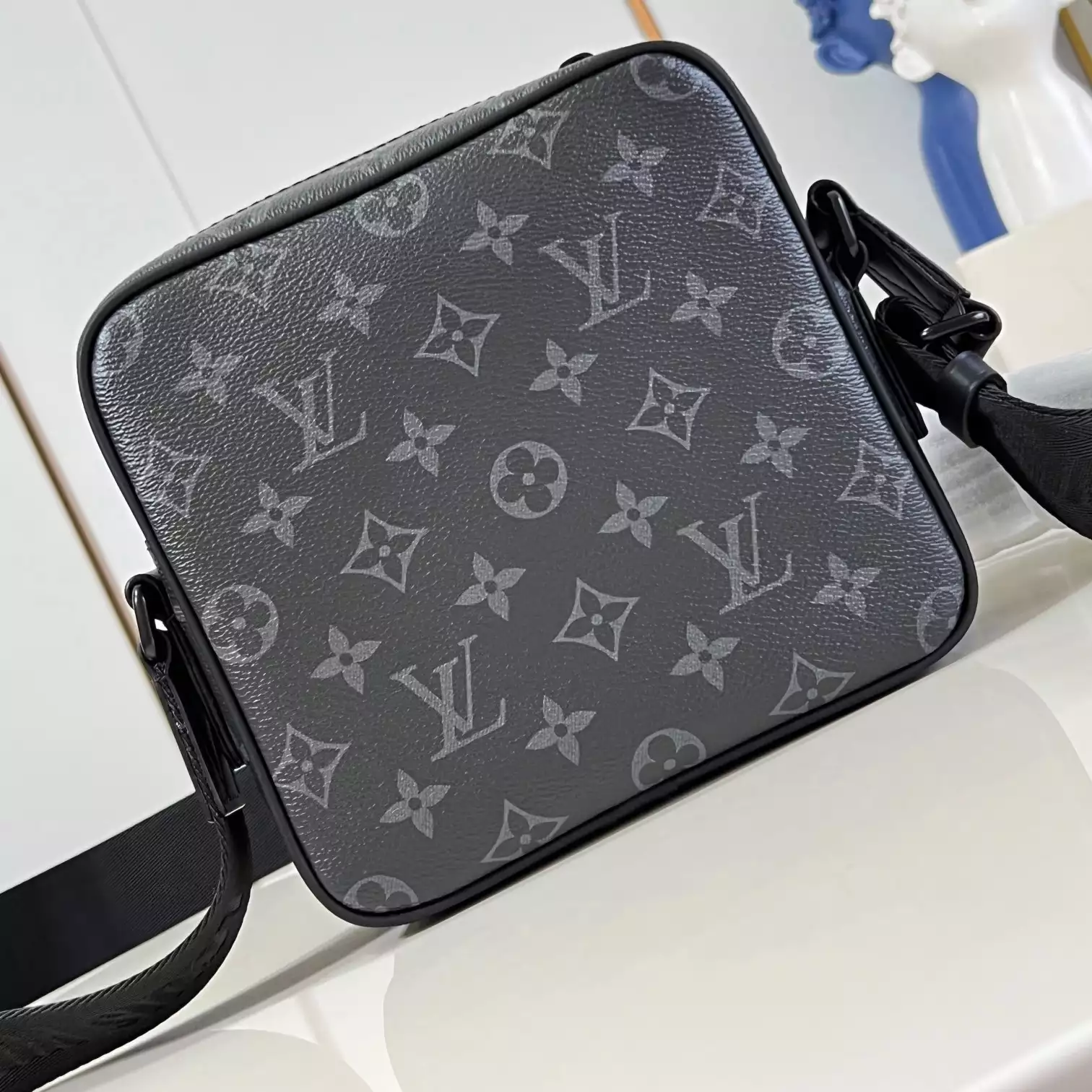 GETAWAY MESSENGER BAG MONOGRAM ECLIPSE M12518 - LW427 DISCOVERY BACKPACK PM SKY BLUE MONOGRAM CANVAS