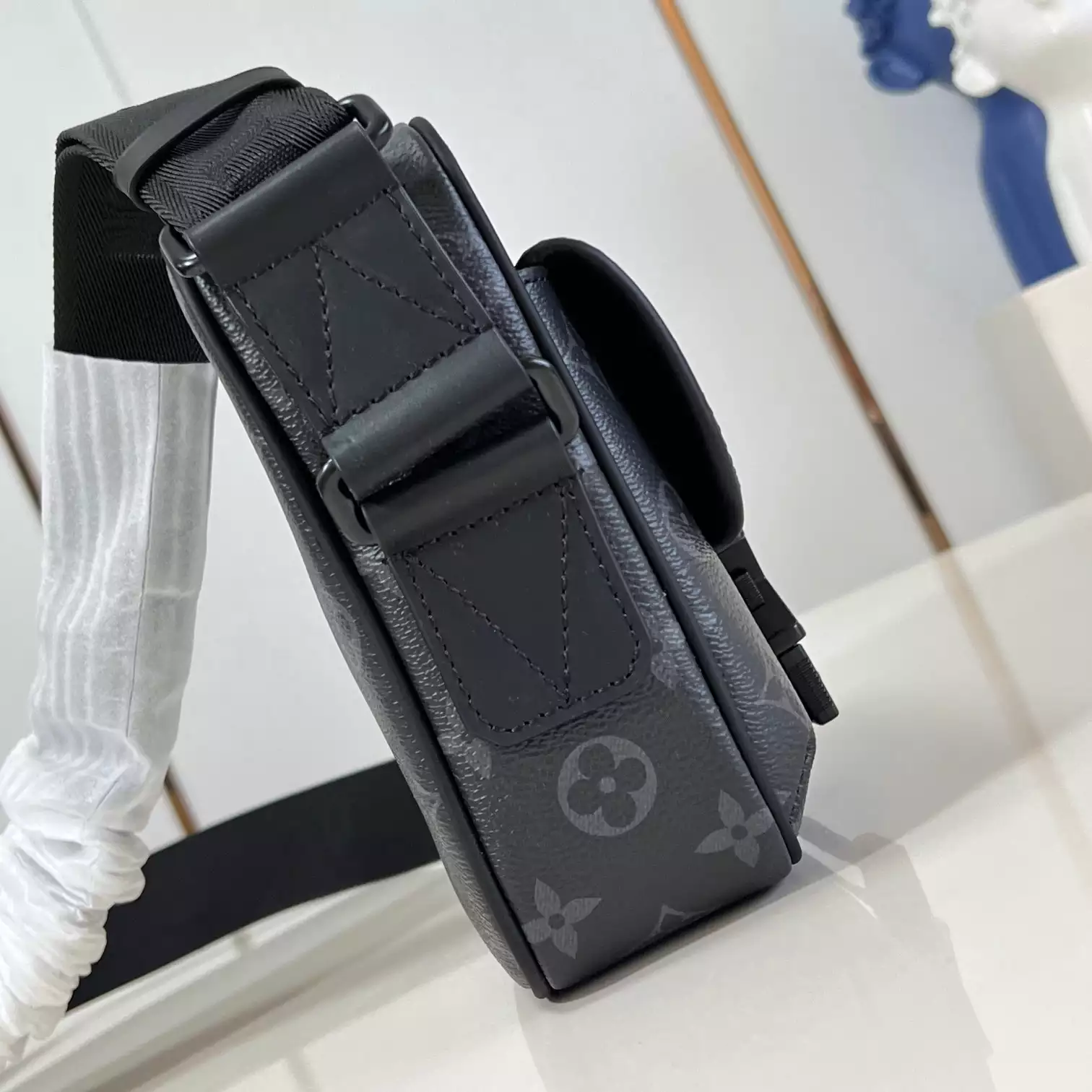 GETAWAY MESSENGER BAG MONOGRAM ECLIPSE M12518 - LW427 DISCOVERY BACKPACK PM SKY BLUE MONOGRAM CANVAS