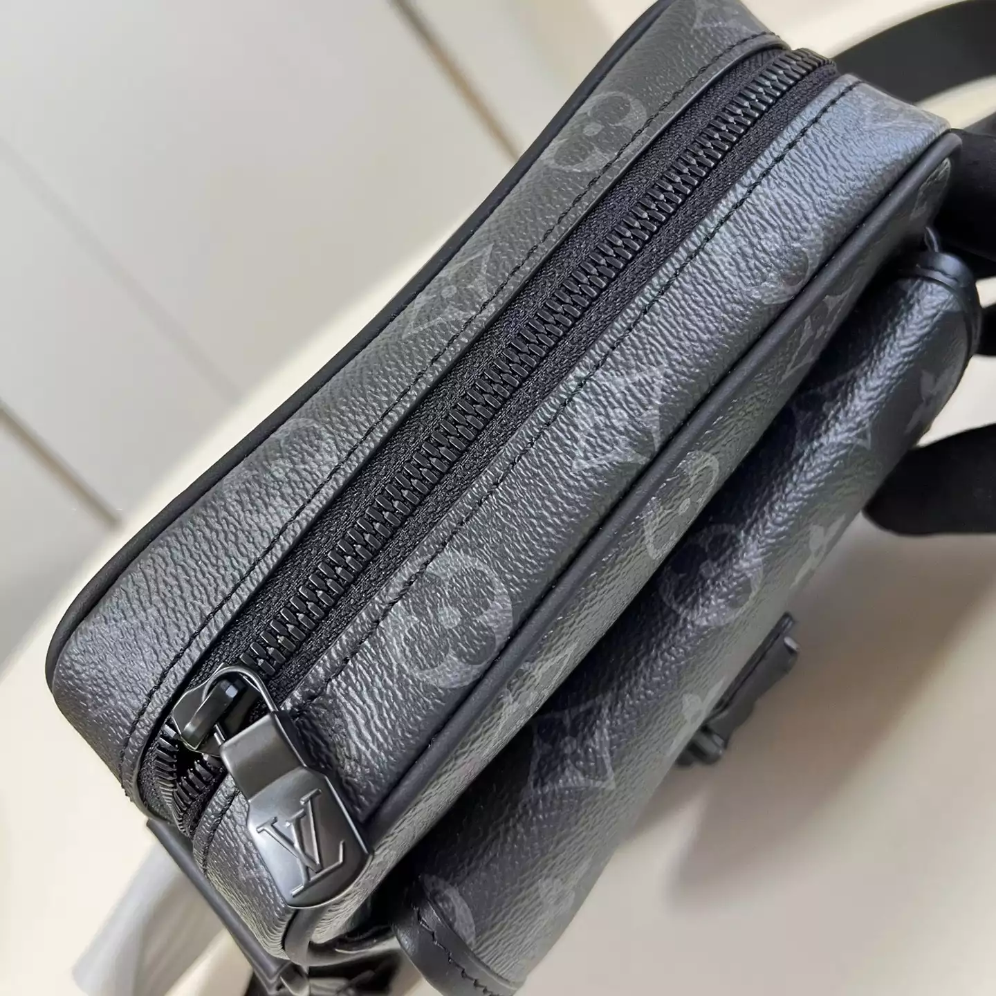 GETAWAY MESSENGER BAG MONOGRAM ECLIPSE M12518 - LW427 DISCOVERY BACKPACK PM SKY BLUE MONOGRAM CANVAS