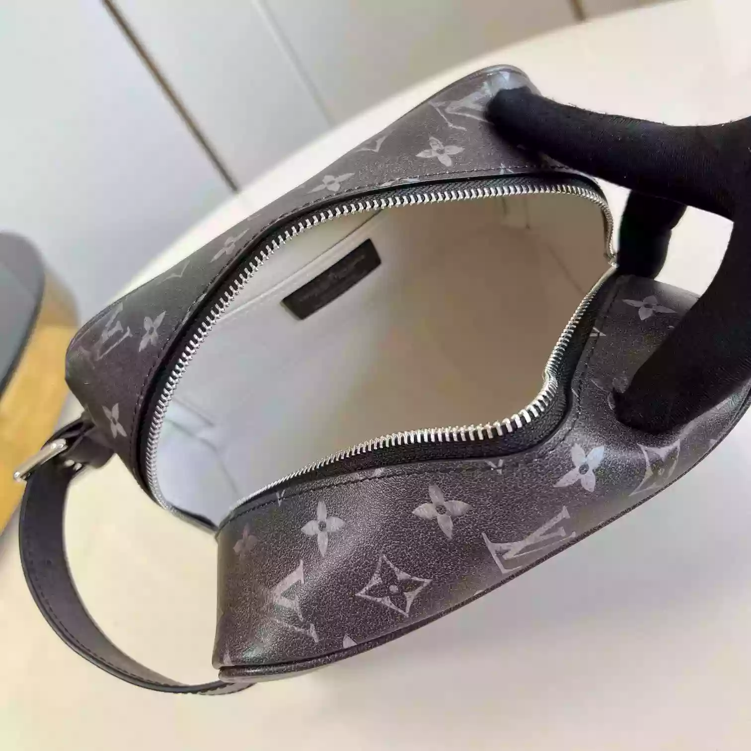 LOCKER DOPP KIT BLACK BRUSHED MONOGRAM COWHIDE LEATHER M11670 - LW399 DISCOVERY BACKPACK PM SKY BLUE MONOGRAM CANVAS