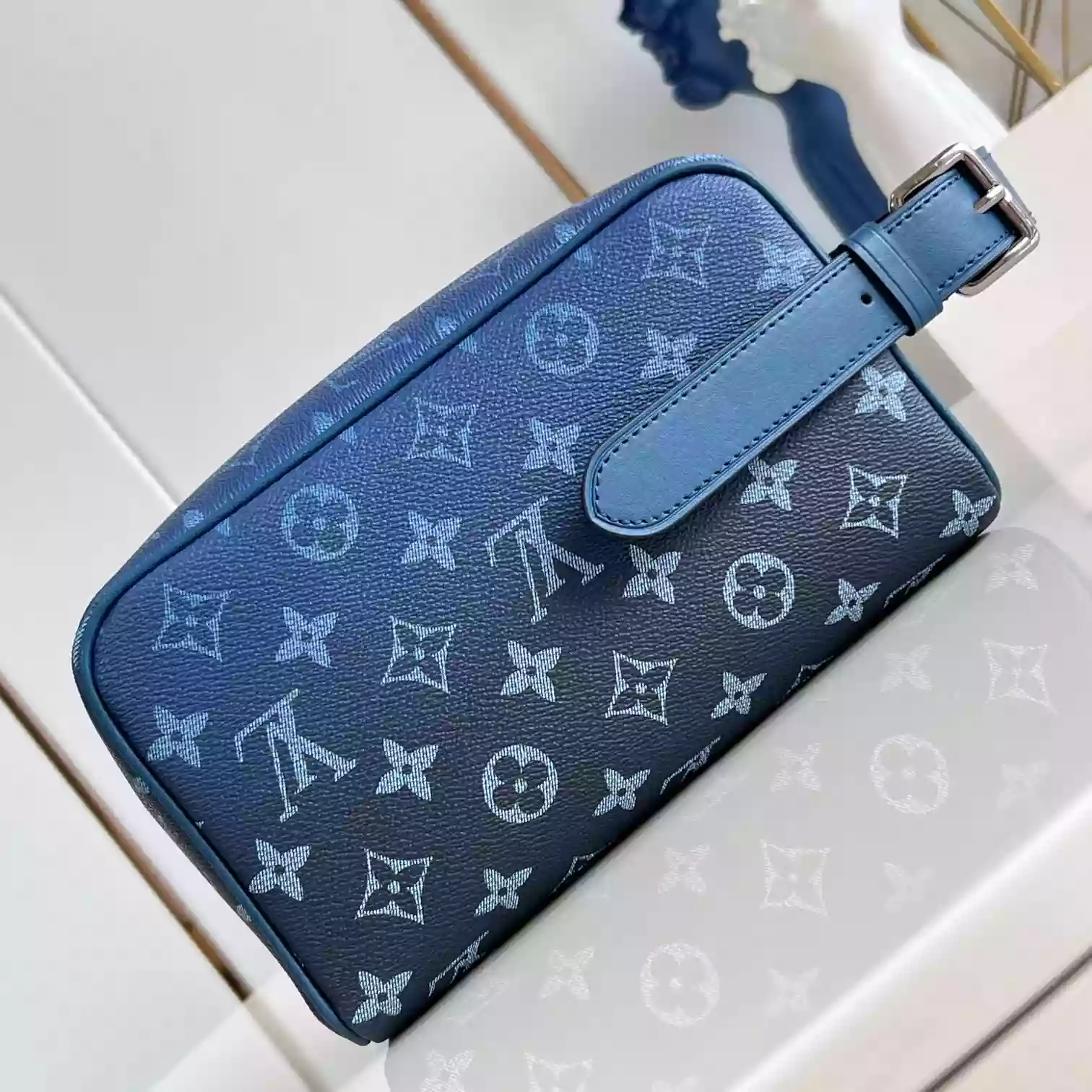 LOCKER DOPP KIT BLUE MONOGRAM DECADE M11559 - LW398 DISCOVERY BACKPACK PM SKY BLUE MONOGRAM CANVAS